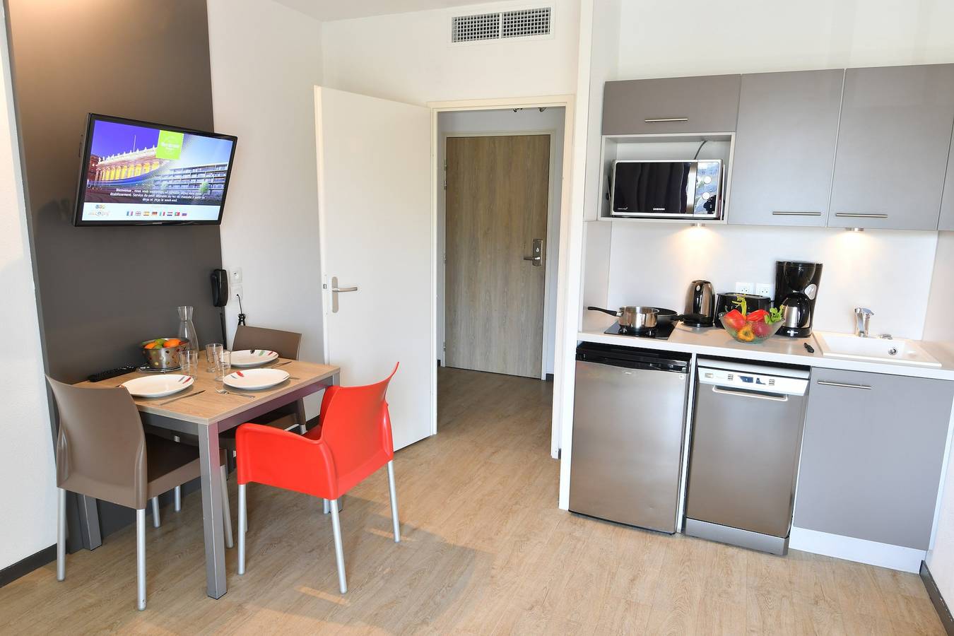 Entire studio, Appart'Hôtel City Bordeaux - Bruges in Bruges (Gironde), Bordeaux region