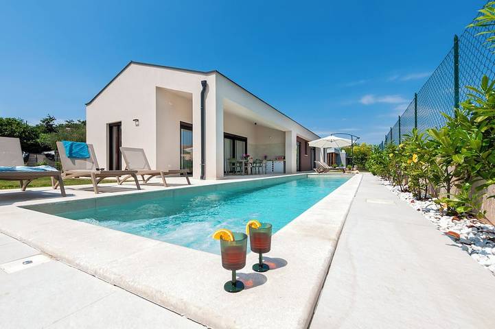 Villa für 8 Personen, mit Pool und Terrasse sowie Garten - 1