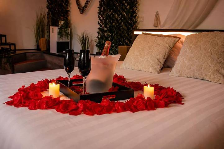 Ganze Wohnung, Le Bain des Violettes, your romantic getaway for two with a private 2x2m hot tub in Dole, Jura