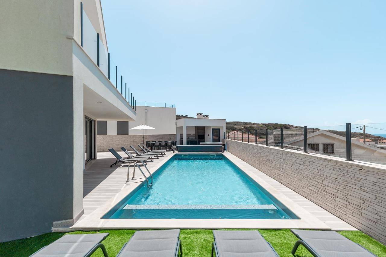 Dino Villa with ocean view in Ribamar, Lissabon Distrikt