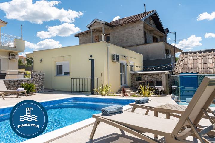 Ferienwohnung für 4 Personen, mit Terrasse und Garten sowie Pool