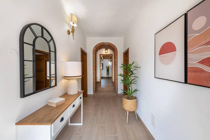 Location de vacances pour 4 personnes, avec jardin ainsi que vue et piscine dans Salir - 3