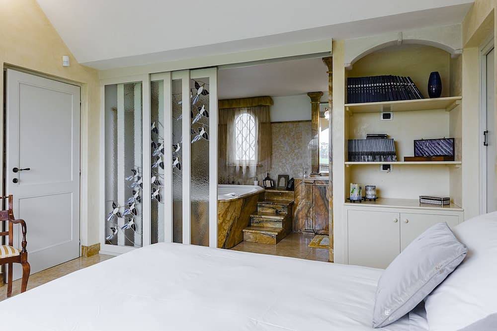 Lujosa villa, outdoor Jacuzzi minipool, indoor whirlpool,  sauna, chimenea in Fregene, Provincia de Roma