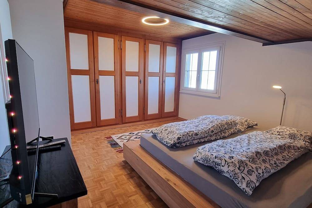 Chalet in Montreux (Ch) mit Gartenhaus, Jacuzzi, Sauna und einmaliger Aussicht! in Montreux, Genfer See