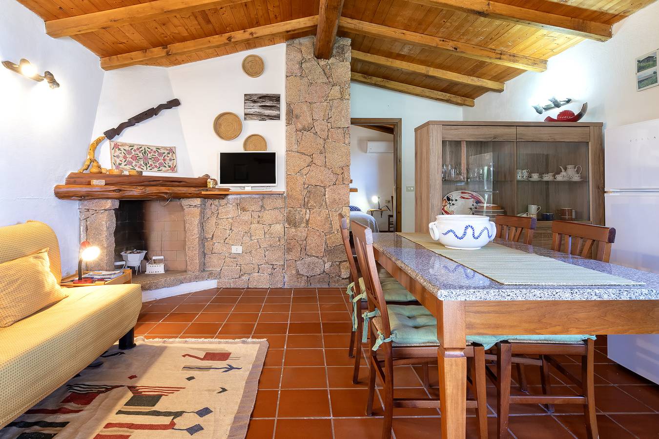 Appartamento intero, Appartamento 'Rustico' con vista mare, terrazza privata e aria condizionata in Pischinazza, Trinità d'Agultu e Vignola