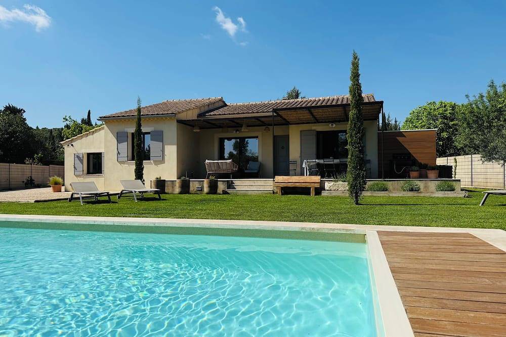 In the heart of the Alpilles, fully renovated Mazet with heated private pool. in Paradou, Arles region