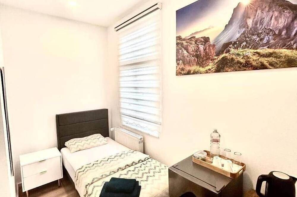 Twin room with | 2 single beds & desk  room :13 in Wuppertal, Bergisch region