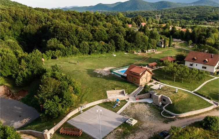 Gemütliche 17 m² große Wohnung mit Pool, WLAN und Parkplatz in Lika-Senj