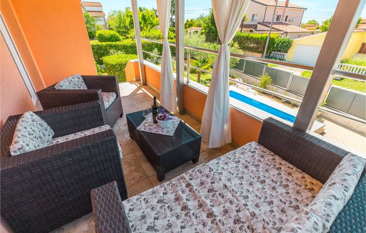 Ganze Ferienwohnung, Gemütliche 100 m² große Wohnung mit Pool und Parkplatz in der Nähe des Stadtzentrums von Zbandaj in Zbandaj, Porec und Umgebung