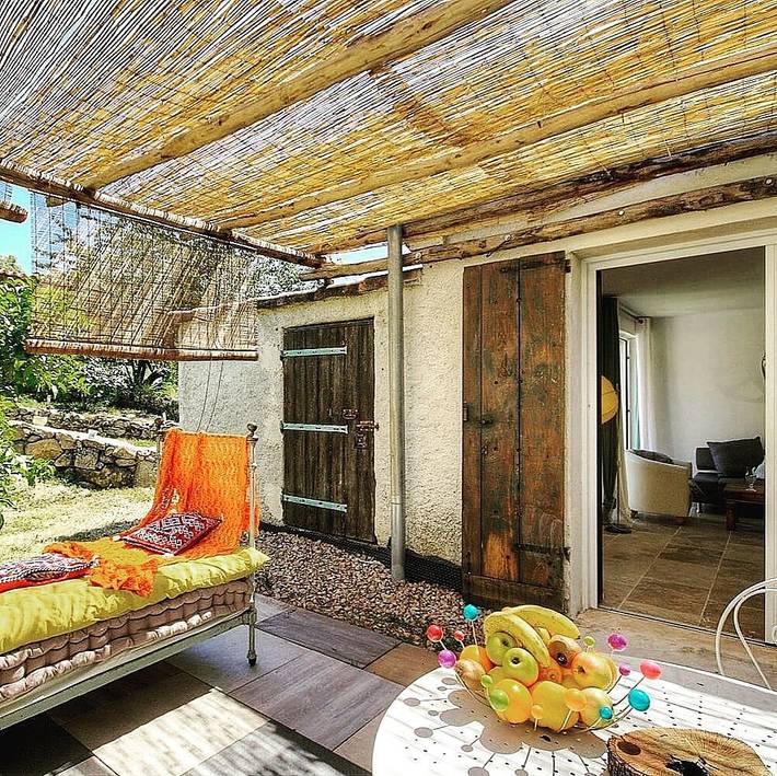 Gîte pour 2 personnes, avec piscine et jardin ainsi que terrasse et jacuzzi en Corse-du-Sud
