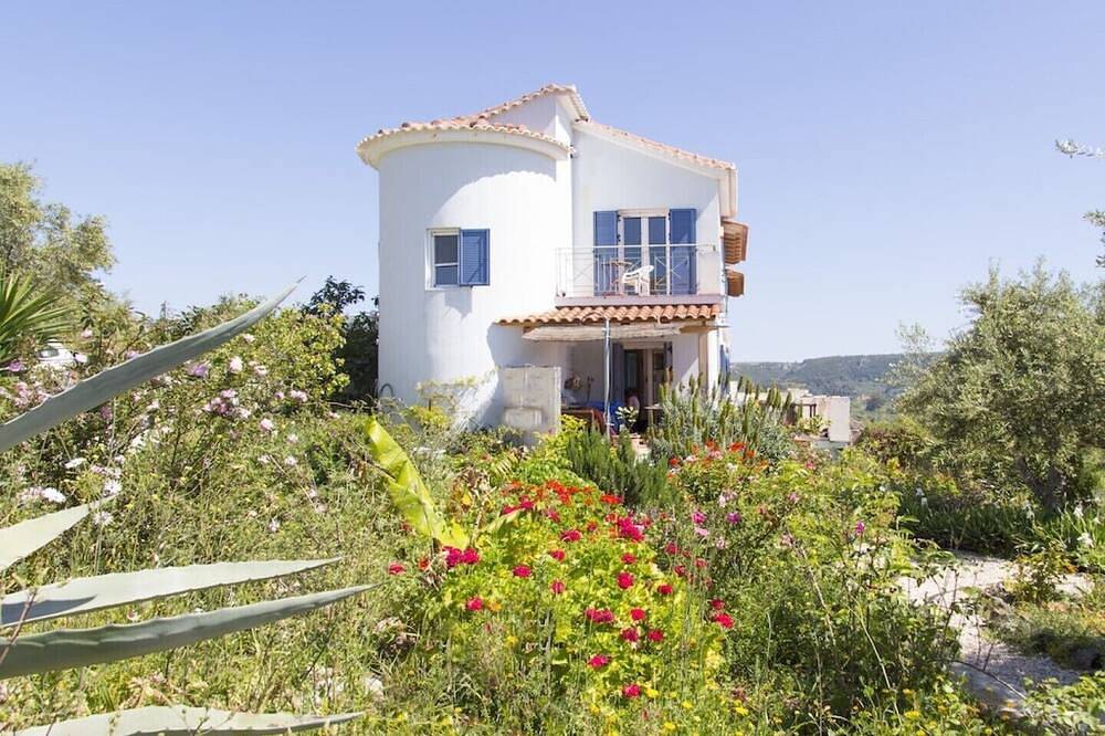 Idyllic Gialova apartment overlooking Navarino Bay. 3mins drive to the beach in Peloponnes