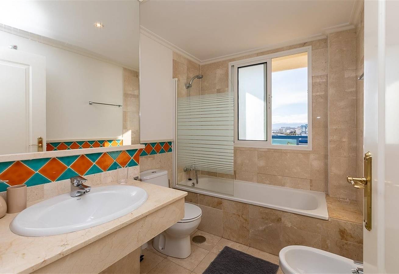 Apartamento entero, Apartamento en Primera Línea de Playa con Vistas al Mar, Piscina, Terrazas y Wi-Fi in Marbella Este, Marbella