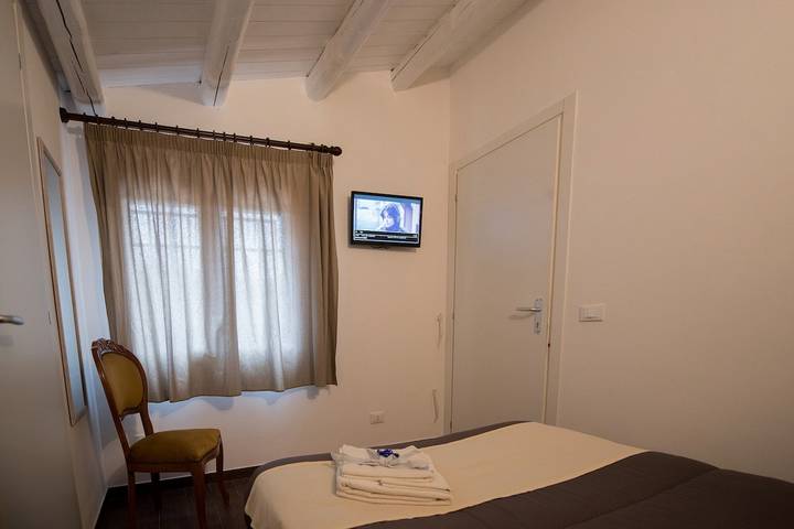 Ferienwohnung für 2 Personen, mit Balkon/Terrasse und Whirlpool sowie Garten und Ausblick