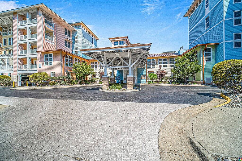 Ganze Wohnung, Contemporary 4th-floor ocean & bay-view retreat with outdoor pool, gym, & Ac in Sandbridge Beach, Sandbridge