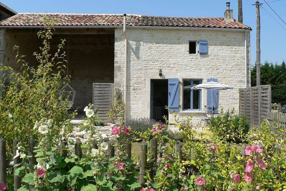 Cozy, chalet qui accepte les animaux de compagnie pour 2 dans la jolie campagne in Crézières, Région de Niort