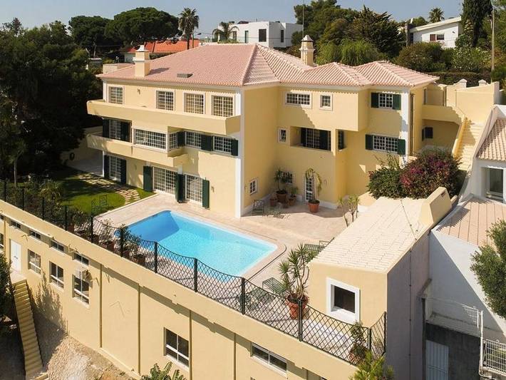 Maison d’hôte pour 3 personnes, avec Balcon et Terrasse ainsi que Jacuzzi et Jardin à Estoril