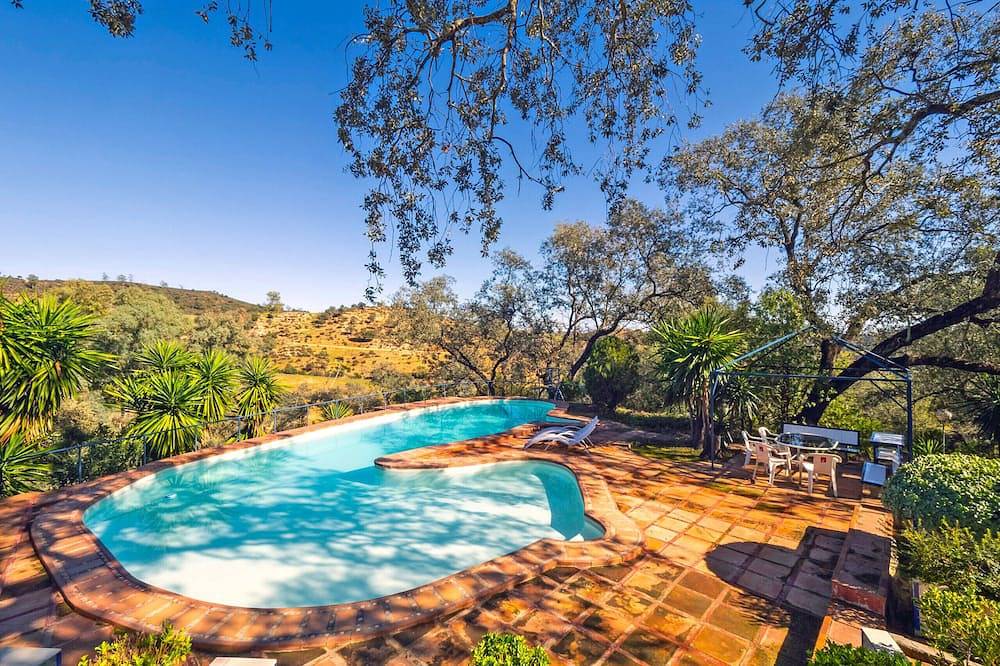 Cubo's Quinta de los Cisnes & minigolf included / private pool / free wifi / relax in Guillena, Sevilla Province