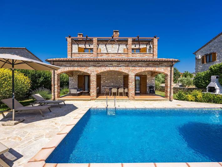 Ferienhaus für 7 Personen, mit Terrasse und Pool sowie Garten, mit Haustier