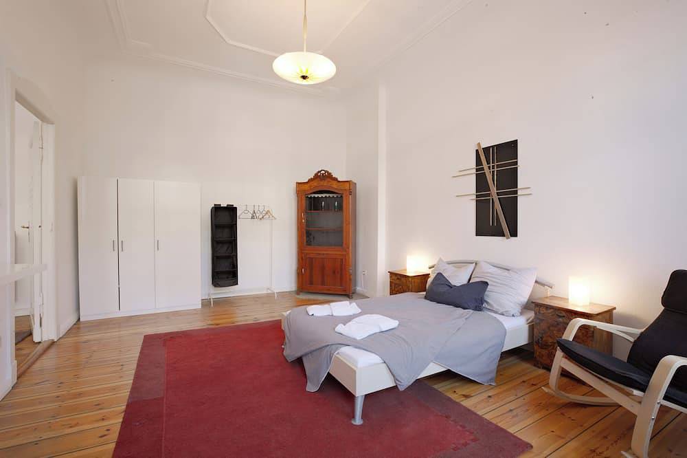 Ganze Wohnung, Großzügige, luxuriös ausgestattete Altbauwohnung mit 3 Zimmern + kleinem Balkon in Charlottenburg Berlin, Berlin