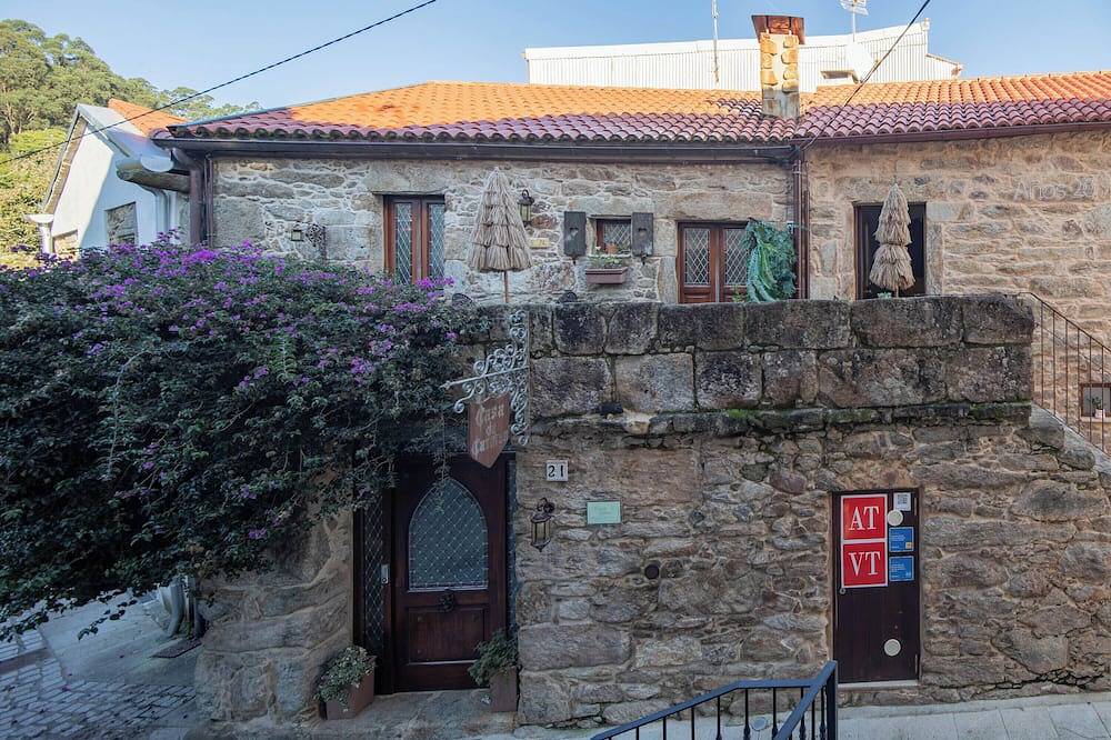 Holiday Home 'Casa De Carmen' with Private Terrace, Wi-Fi and Air Conditioning in Corcubión, Costa da Morte