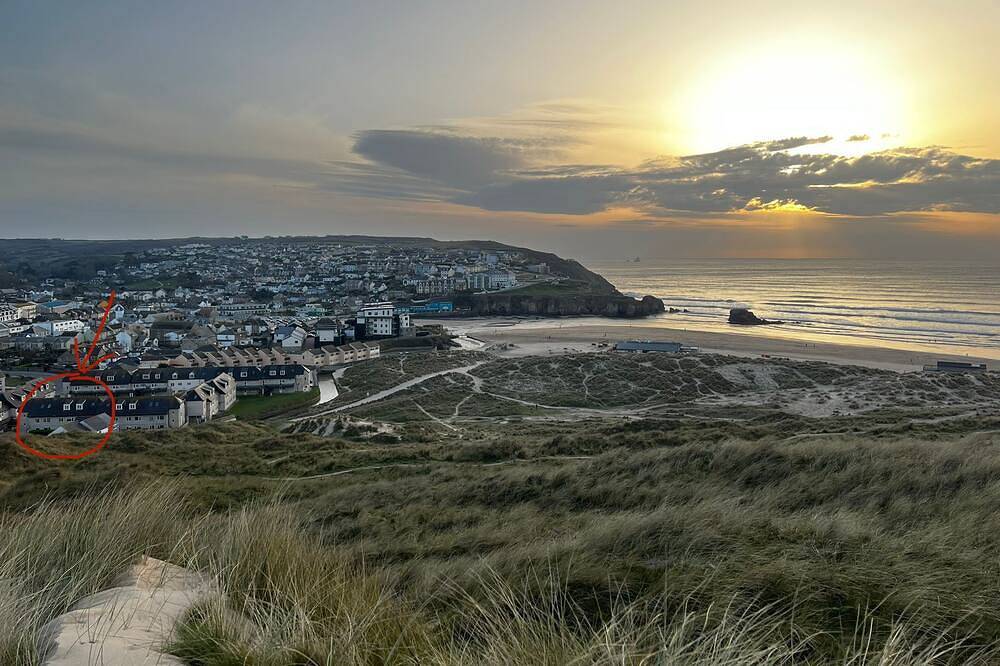 Entire apartment, Top Floor Apartment with Beach and Dune Access in Perranporth, Cornwall