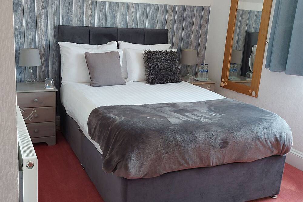 A family room with en-suite shower room in Paignton, Torbay