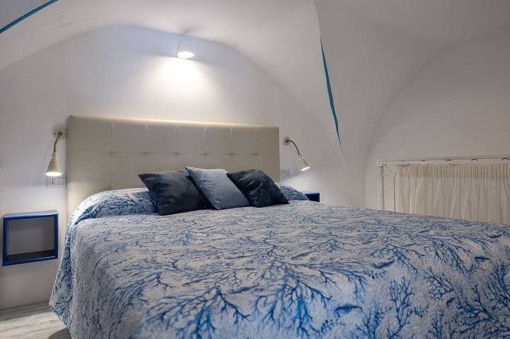 Levante - charming apartment with sea-view terrace, fits up to 7 guests in Maiori, Amalfi Coast