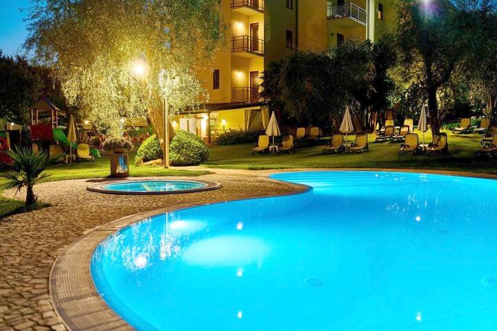 Hôtel pour 4 personnes, avec piscine et jardin