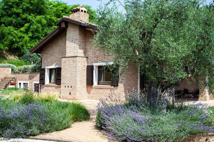 Appartamento intero, Camera 'Resort Villa Paola - Falco' con vista mare, Wi-Fi e aria condizionata in Longiano, Provincia di Forlì-Cesena