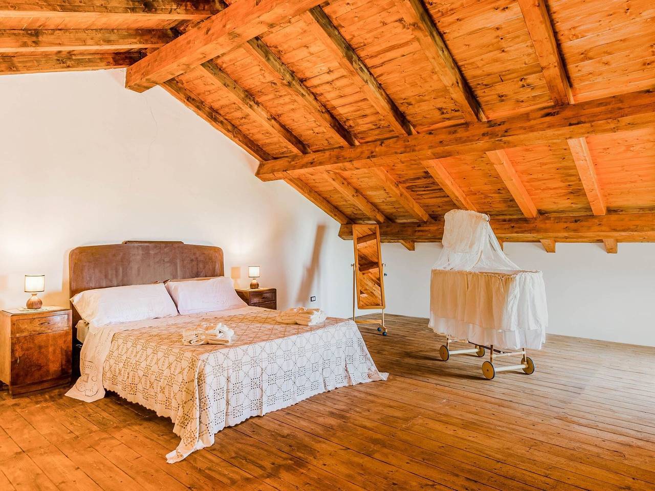 Villa con piscina y entorno panorámico. in Etna