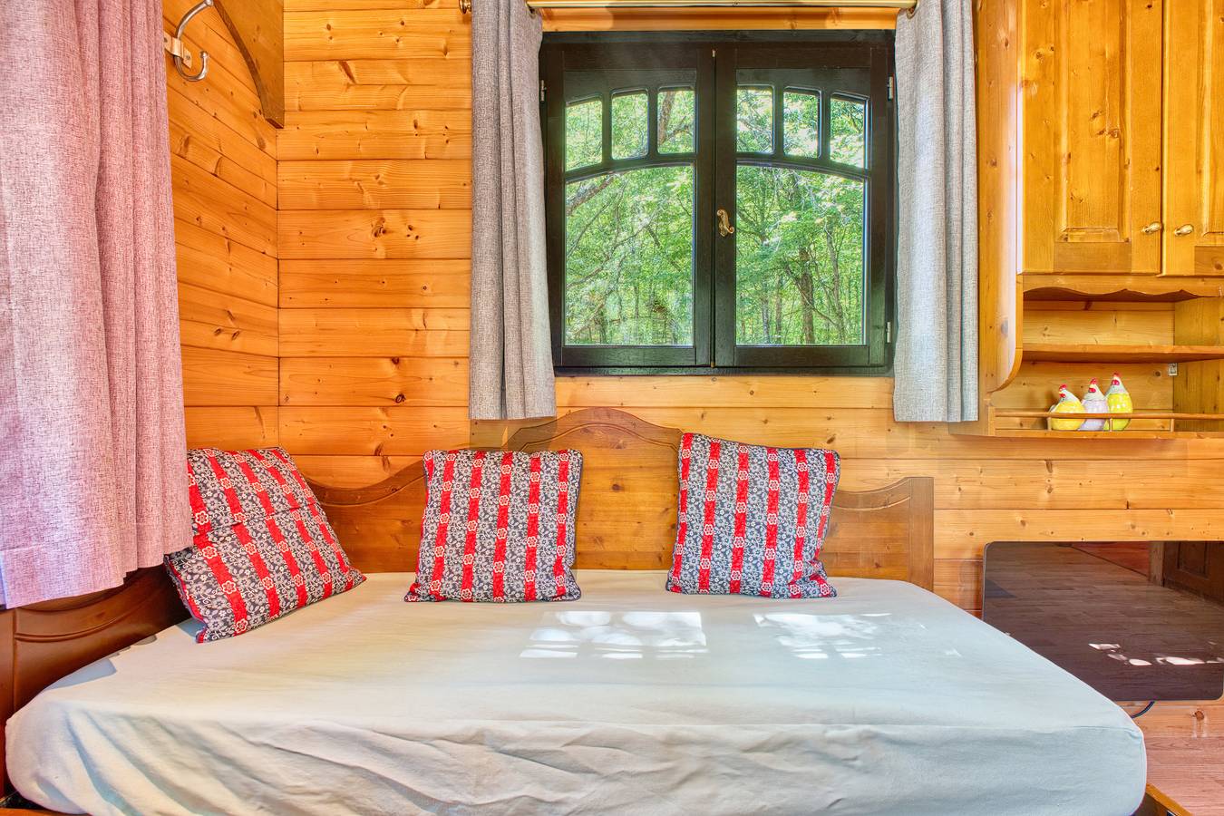Appartement de vacances entier, Petite maison "La Roulotte Jaune" avec jardin privé, balcon et Wi-Fi in Monsac, Périgord Pourpre