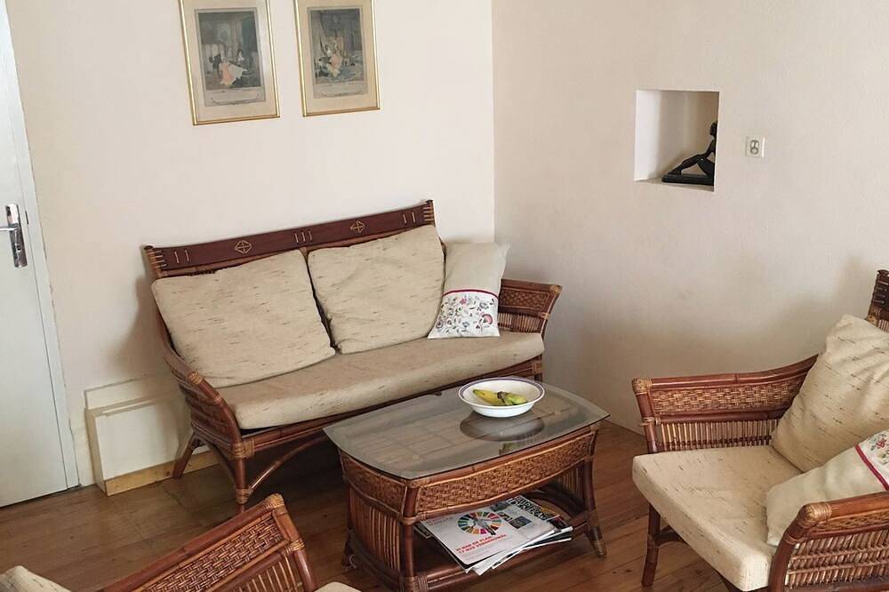 Charming Townhouse - Stunning Views of the Pyrenees - Near a Swimming Pool - Sleeps 6 in Axat, Parc naturel régional Corbières-Fenouillèdes