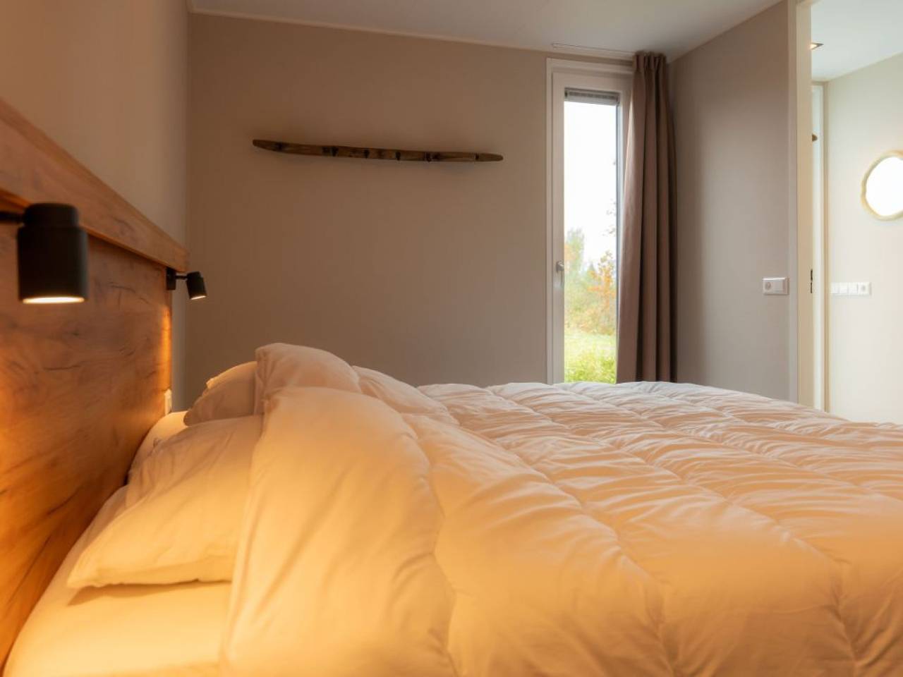 Modernes 4-Personen-Chalet am Waldrand in Sint Nicolaasga. in Sint Nicolaasga, Friesland