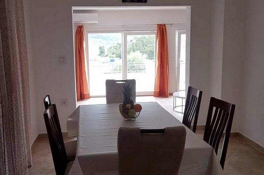 Ganze Wohnung, 2-Zimmer-Ferienwohnung am Strand Grebastica, Sibenik A-23955-b in Grebastica, Šibenik-Knin