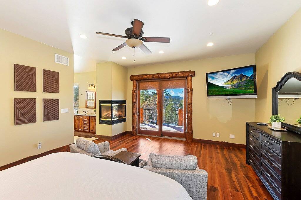 Mountain Masterpiece: High-End-Custom-Luxus-Anwesen mit Panoramablick auf den See, Spielzimmer, Spa und mehr! in Snow Summit, Big Bear Lake