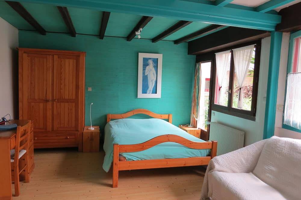 Welcome to the elves in Luc-sur-Mer, Caen region