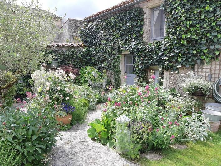 Location de vacances pour 2 personnes, avec Terrasse et Jardin ainsi que Piscine et Vue à Laroque-Timbaut