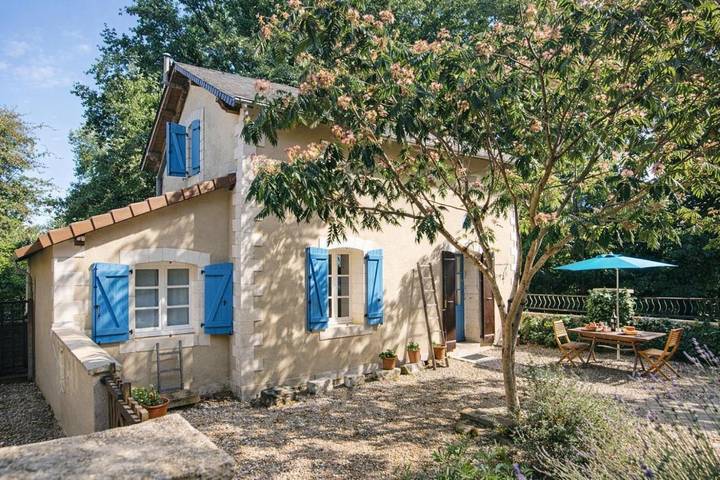 Maison de campagne pour 4 personnes, avec jardin et vue, animaux acceptés à Journet
