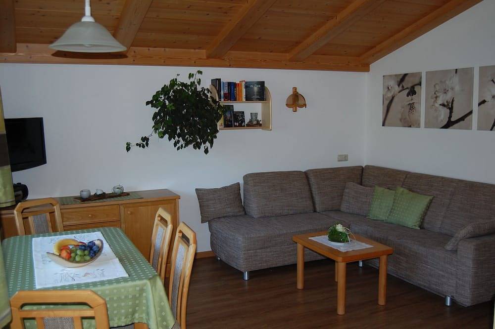 Ganze Wohnung, Gemütliche, komfortable Ferienwohnung in ruhiger Lage mit Blick auf die Berge in Höfen, Außerfern
