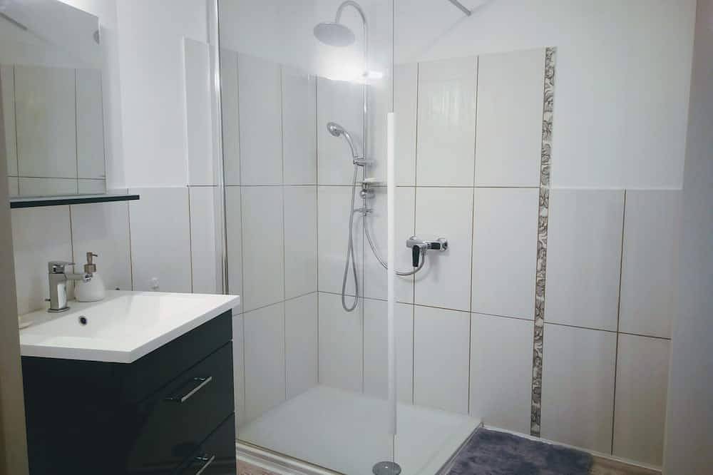 Appartement entier, Mercus - Garrabet  au centre du village Appartement 49 m², 2 personnes. in Mercus-Garrabet, Ariège