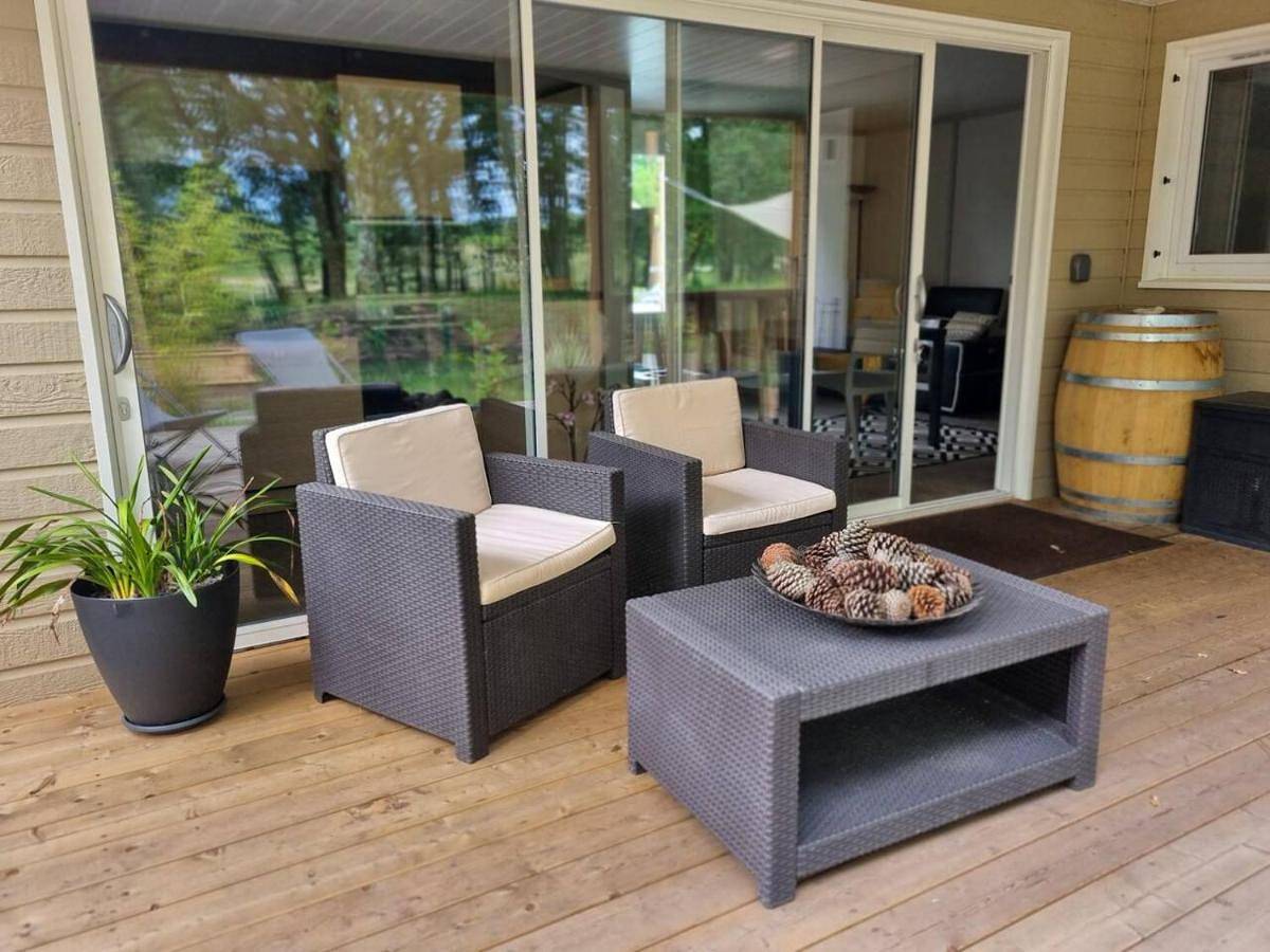 Chalet 18 tout confort pour un séjour dans domaine avec Piscine et en bordure Lac avec plage artificielle in Labouheyre, Landes