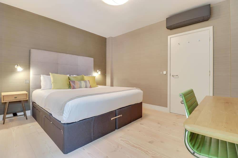 Entire apartment, Large Modern Designer Soho Flat with Aircon, 24 Hour Concierge and Terrace in London, South East England