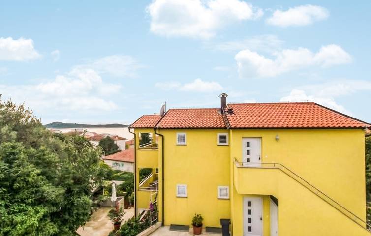 Apartamento vacacional entero, Acogedor apartamento de 1 dormitorio con terraza, a 400 m de la playa y con aparcamiento gratuito. in Art, Rogoznica