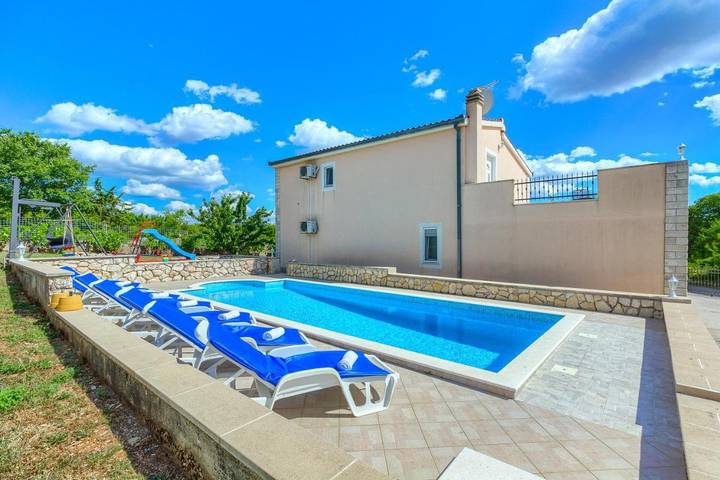 Villa pour 10 personnes, avec piscine ainsi que jardin et vue à Sinj - 4