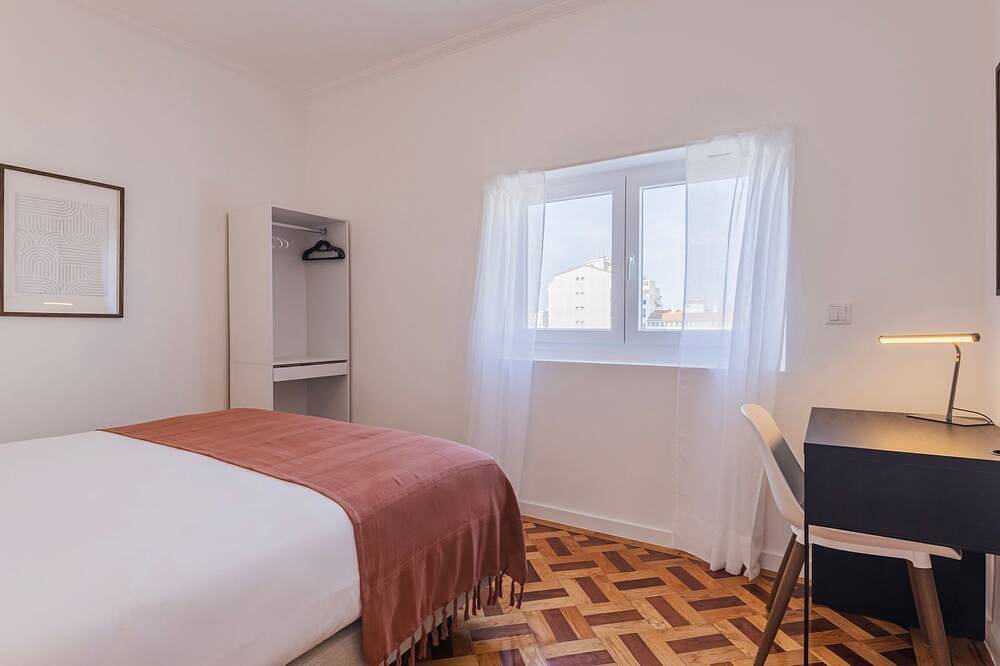 Entire apartment, Stunning 3Bdr Flat w/ Balcony & Ac by Lovelystay in Cascais e Estoril, Costa de Lisboa