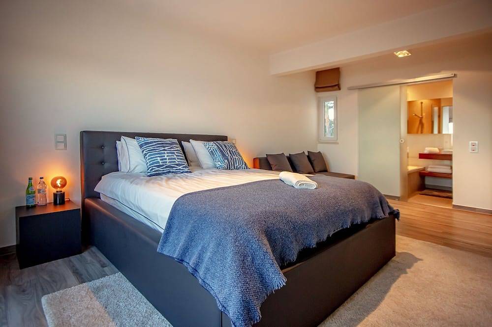 Oceanfront Villa with three bedrooms plus one in Benagil, Faro Distrikt