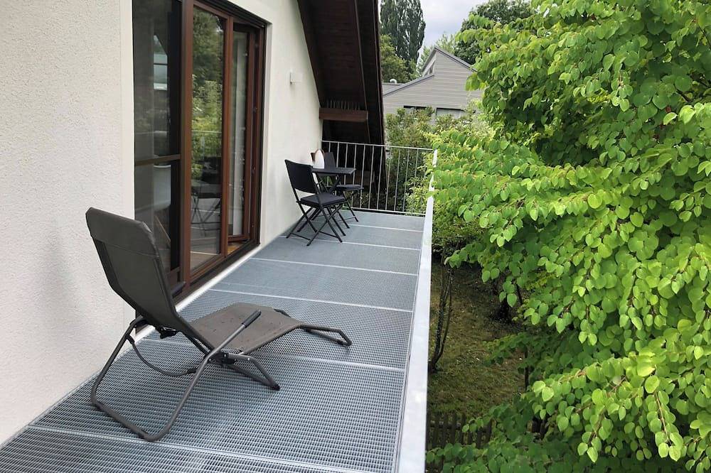Ganze Wohnung, 1-Zimmer Dachgeschosswohnung mit Seeblick und großem Balkon auf der Mettnau in Radolfzell, Radolfzell am Bodensee