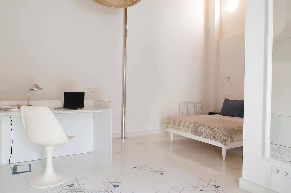 The house, two floors and jungle patio. in Madrid, Área Metropolitana de Madrid