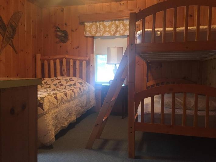 Log cabin for 6 people, with yard, with pets in Moosehead Lake
