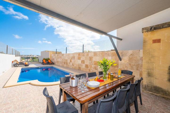 Casa rural para 14 pessoas, com piscina e varanda em Malta